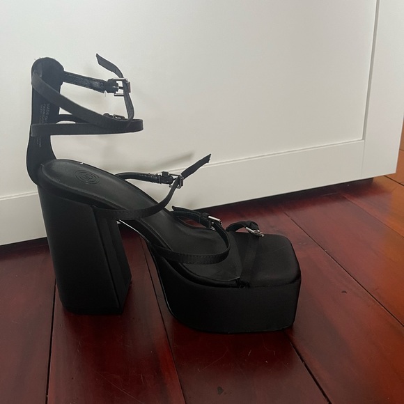 Size 6 platform heels from Urban Outfitters - Picture 6 of 7